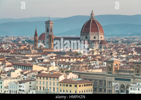 Vista del Duomo con la cupola del Brunelleschi e la Basilica di Santa Croce da Piazzale Michelangelo, Firenze, Toscana, Italia Foto Stock