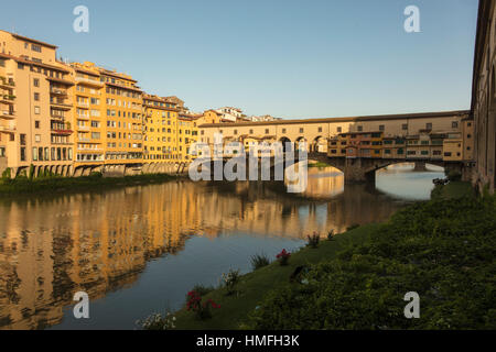 Vista del Ponte Vecchio, una pietra medievale ponte ad arco sul fiume Arno, uno dei simboli di Firenze, Toscana, Italia Foto Stock