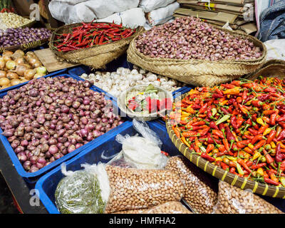 Produrre colorata di peperoni, aglio, cipolle, arachidi e scalogno, in un mercato di Denpasar, Bali, Indonesia, sud-est asiatico Foto Stock