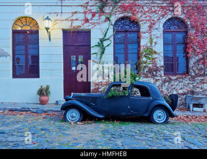 Vintage auto sulla corsia di ciottoli del centro storico, la Colonia del Sacramento, Dipartimento di Colonia, Uruguay Sud America Foto Stock