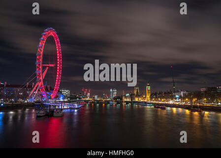 La vista del London Eye, il fiume Tamigi e il Big Ben dal Golden Jubilee Bridge, London, England, Regno Unito Foto Stock