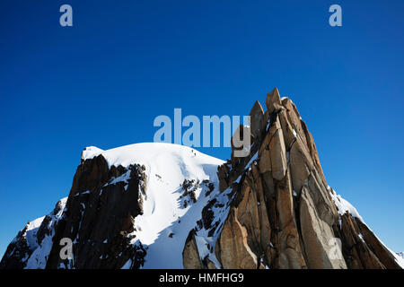 Gli alpinisti sul piano Midi traversa, Chamonix Haute Savoie, Rhone Alpes, sulle Alpi francesi, Francia Foto Stock