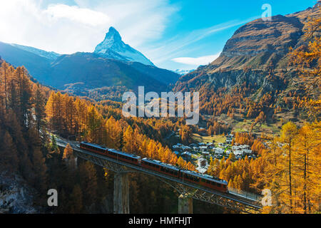 Il Cervino, 4478m, Findelbach bridge e il Glacier Express Gornergrat Zermatt, Vallese, alpi svizzere, Svizzera Foto Stock