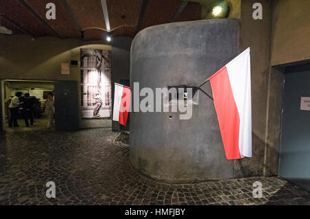 Una mitragliatrice pillola box con una bandiera polacca alla insurrezione di Varsavia Museum di Grzybowska, Varsavia, Polonia Foto Stock