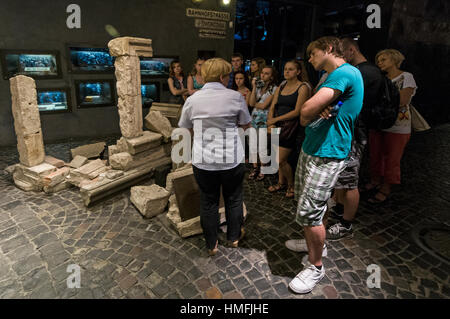 I visitatori che desiderano a esposizioni all'Insurrezione di Varsavia Museum di Grzybowska, Varsavia, Polonia Foto Stock