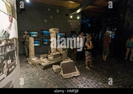 I visitatori che desiderano a esposizioni all'Insurrezione di Varsavia Museum di Grzybowska, Varsavia, Polonia Foto Stock