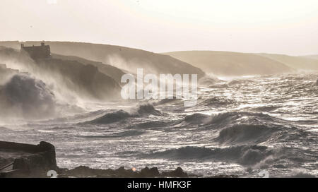 Porthlevel su un giorno di tempesta in gennaio Foto Stock