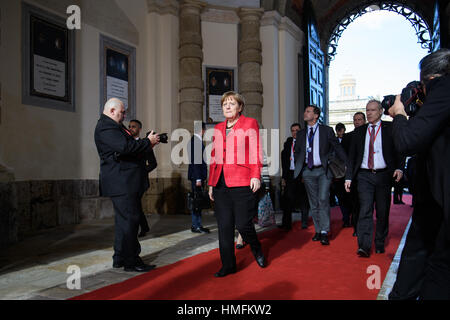 Il cancelliere tedesco Angela Merkel arrivando all'Grandmaster's Palace a La Valletta, Malta, per un vertice informale. Foto Stock