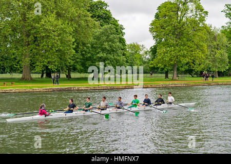 Università di Oxford squadre di canottaggio sul fiume Tamigi A COX parla con le otto rematori Foto Stock