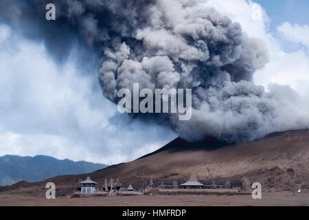 Un vulcano attivo in bromo e parte del Tengger Semeru National Park in Java Orientale, Indonesia. Foto Stock