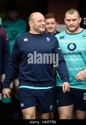 In Irlanda il Rory Best (sinistra) durante il capitano di eseguire al Murrayfield Stadium, Edimburgo. Foto Stock