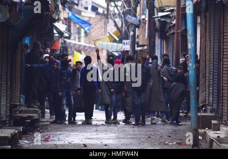 Manifestanti del Kashmir gridando slogan durante scontri.scontri scoppiati nella città di sopore alcuni 55 chilometri da Srinagar la capitale estiva di Indiano Kashmir controllato subito dopo la preghiera del venerdì come decine e decine di persone ha iniziato a lanciare pietre sulle forze di governo che hanno fatto ricorso a massicci bombardamenti per disperdere i manifestanti civili. Dopo la preghiera del Venerdì persone assemblato fuori Jamia Masjid Sopore ed ha cominciato a marciare verso main chowk Sopore sollevamento pro-libertà e anti India slogan. Le forze di governo che sono stati già distribuiti nelle principali Chowk sopore, tentò di fermare i manifestanti da procedendo avanti, Foto Stock