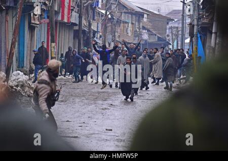 Manifestanti del Kashmir gridando slogan durante scontri.scontri scoppiati nella città di sopore alcuni 55 chilometri da Srinagar la capitale estiva di Indiano Kashmir controllato subito dopo la preghiera del venerdì come decine e decine di persone ha iniziato a lanciare pietre sulle forze di governo che hanno fatto ricorso a massicci bombardamenti per disperdere i manifestanti civili. Dopo la preghiera del Venerdì persone assemblato fuori Jamia Masjid Sopore ed ha cominciato a marciare verso main chowk Sopore sollevamento pro-libertà e anti India slogan. Le forze di governo che sono stati già distribuiti nelle principali Chowk sopore, tentò di fermare i manifestanti da procedendo avanti, Foto Stock