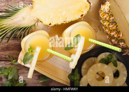 Spremuta di succo di ananas in un vasetto di vetro closeup sul tavolo. vista orizzontale dal di sopra Foto Stock