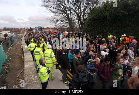 Tadcaster Bridge è riaperta a più di un anno dopo la sua parziale collasso è venuto a simboleggiare la distruzione del 2015 Natale di inondazioni. Foto Stock