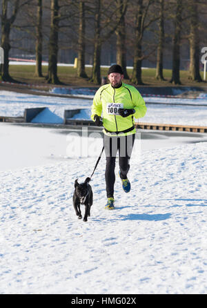 OLDENZAAL, Paesi Bassi - 22 gennaio 2017: Sconosciuto uomo canicross in esecuzione in una neve bianco paesaggio. Foto Stock
