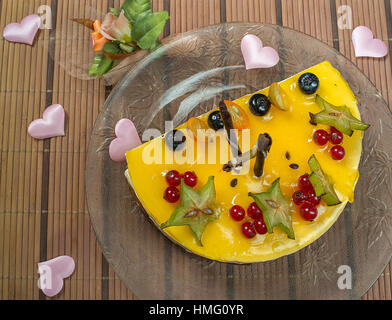 San Valentino cheesecake con frutti di bosco e i cuori Foto Stock