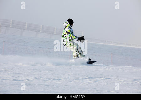 Snowboarder in tuta sul pendio di una collina, montagna e sport invernali. Adatto per uso promozionale, invece del titolo. Foto Stock