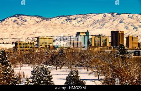 Inverno, città di Boise e piedi colline coperte di neve fresca. Boise, Idaho, Stati Uniti d'America Foto Stock