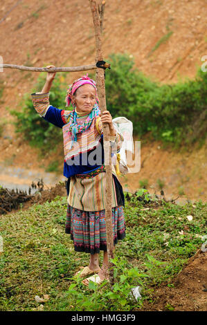 Sapa, Vietnam - 22 ottobre: Donna in abito tradizionale del popolo Homong depositandosi sulle regioni di montagna la sapa town su 22 Ottobre 2010 Foto Stock