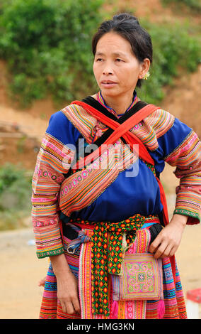 Sapa, Vietnam - 22 ottobre: Donna in abito tradizionale del popolo Homong depositandosi sulle regioni di montagna la sapa town su 22 Ottobre 2010 Foto Stock