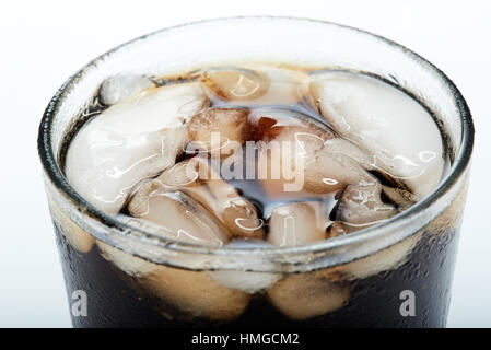 Chiusura del bicchiere con ghiaccio e soda nero Foto Stock