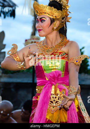 Uluwatu - MARZO 15: Balinese tradizionale danza Kecak al Tempio di Uluwatu sul Mar 15, 2015, Bali, Indonesia. Kecak (noto anche come Ramayana Monkey Chant) ho Foto Stock