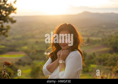 Asian bella ragazza sorridente felice su il sole caldo Foto Stock