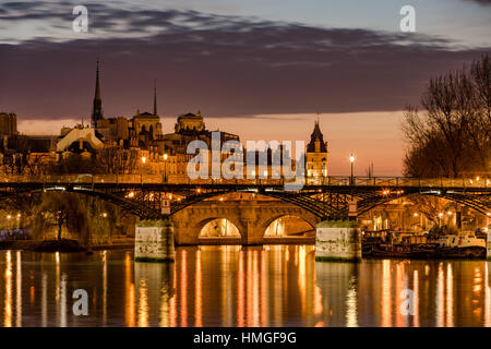 Sunrise sulla Ile de la Cite con il Pont des Arts, Pont Neuf e il fiume Senna. 1° Arrondissement, Parigi, Francia Foto Stock