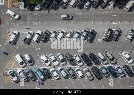 Parcheggio auto visto dal di sopra, una prospettiva aerea Foto Stock