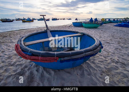 Cestello in barca la mattina. MUI KE GA, Binh Thuan, VIETNAM Foto Stock