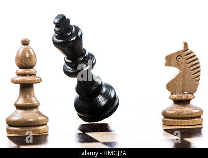 Scacco matto - gioco di scacchi con una caduta di re Foto Stock
