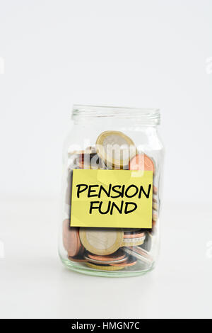 Fondo pensione etichetta incollata su un vaso di vetro riempito con le monete Foto Stock