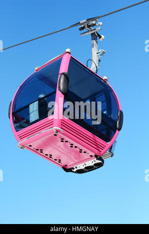 Rosa cabinovia sul cielo blu come sfondo Foto Stock