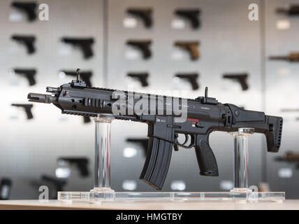 Oberndorf, Germania. 26 gen, 2017. Un HK 433 fucile da assalto dalle armi tedesche fabbricante Heckler & Koch in uno show room di Oberndorf, Germania, 26 gennaio 2017. Heckler & Koch parteciperà alla gara per un nuovo standard pistola per l'esercito tedesco. Credito: dpa/Alamy Live News Foto Stock