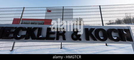 Oberndorf, Germania. 26 gen, 2017. Il logo della armi tedesche fabbricante Heckler & Koch può essere visto al di fuori di una società locali di Oberndorf, Germania, 26 gennaio 2017. Heckler & Koch parteciperà alla gara per un nuovo standard pistola per l'esercito tedesco. Foto: Patrick Seeger/dpa/Alamy Live News Foto Stock