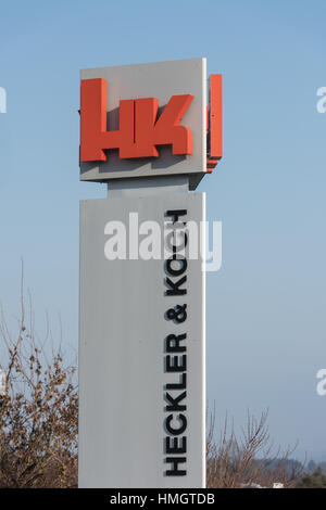 Oberndorf, Germania. 26 gen, 2017. Il logo della armi tedesche fabbricante Heckler & Koch può essere visto al di fuori di Oberndorf, Germania, 26 gennaio 2017. Heckler & Koch parteciperà alla gara per un nuovo standard pistola per l'esercito tedesco. Foto: Patrick Seeger/dpa/Alamy Live News Foto Stock