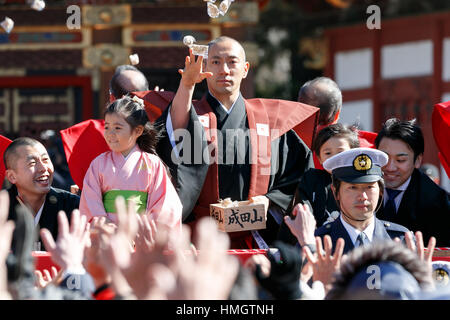 Chiba, Giappone. 3 febbraio, 2017. Attore Kabuki Ichikawa Ebizo xi con i suoi figli, prendere parte al Setsubun festival presso Naritasan Shinshoji Temple di Chiba, Giappone. Setsubun è un festival annuale celebrata il 3 febbraio segna il giorno prima dell'inizio della primavera. Famiglie giapponesi gettano i semi di soia di uscire di casa per allontanare gli spiriti maligni e nella casa di invitare buona fortuna. Gli attori giapponesi e lottatori di sumo sono invitati a partecipare alla cerimonia per la consegna Naritasan Shinshoji Temple. Credito: Rodrigo Reyes Marin/AFLO/Alamy Live News Foto Stock