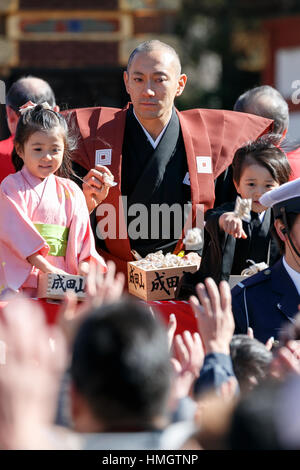 Chiba, Giappone. 3 febbraio, 2017. Attore Kabuki Ichikawa Ebizo xi con i suoi figli, prendere parte al Setsubun festival presso Naritasan Shinshoji Temple di Chiba, Giappone. Setsubun è un festival annuale celebrata il 3 febbraio segna il giorno prima dell'inizio della primavera. Famiglie giapponesi gettano i semi di soia di uscire di casa per allontanare gli spiriti maligni e nella casa di invitare buona fortuna. Gli attori giapponesi e lottatori di sumo sono invitati a partecipare alla cerimonia per la consegna Naritasan Shinshoji Temple. Credito: Rodrigo Reyes Marin/AFLO/Alamy Live News Foto Stock