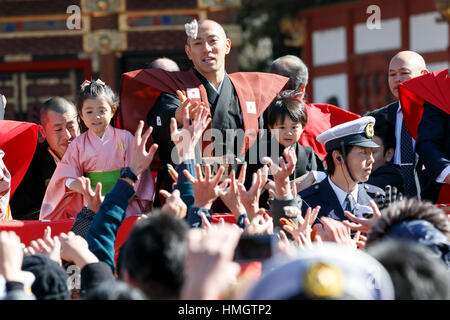 Chiba, Giappone. 3 febbraio, 2017. Attore Kabuki Ichikawa Ebizo xi con i suoi figli, prendere parte al Setsubun festival presso Naritasan Shinshoji Temple di Chiba, Giappone. Setsubun è un festival annuale celebrata il 3 febbraio segna il giorno prima dell'inizio della primavera. Famiglie giapponesi gettano i semi di soia di uscire di casa per allontanare gli spiriti maligni e nella casa di invitare buona fortuna. Gli attori giapponesi e lottatori di sumo sono invitati a partecipare alla cerimonia per la consegna Naritasan Shinshoji Temple. Credito: Rodrigo Reyes Marin/AFLO/Alamy Live News Foto Stock