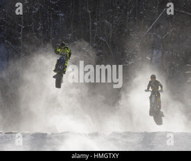 Aspen, Colorado, Stati Uniti d'America. 27 gennaio, 2017. Aspen CO, U.S. - BROCK HOYER (visto sinistra #2) vola attraverso l'aria durante la neve BikeCross finale di Colorado di montagna del latticello. Ha vinto la medaglia d'oro per la concorrenza. SnoCross bikes sono modificate dirt bike in cui il pneumatico anteriore è sostituito con uno sci e la parte posteriore dotato di una motoslitta via. Credit: Marshall Foster/ZUMA filo/Alamy Live News Foto Stock