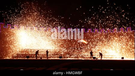 Shijiazhuang cinese nella provincia di Hebei. 2° febbraio 2017. La formazione di scintille pour giù come esecutori di masterizzazione spray ferro caldo acqua per simulare la visualizzazione dei fuochi d'artificio di Cixian County, a nord della Cina di nella provincia di Hebei, Febbraio 2, 2017. Credito: Wang Xiao/Xinhua/Alamy Live News Foto Stock