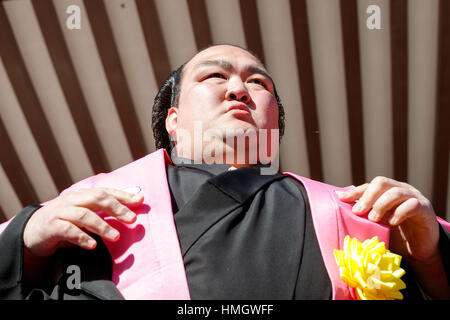 Chiba, Giappone. 3 febbraio 2017. Il lottatore di Sumo e new Grand Champion Yokozuna, Kisenosato, prende parte al festival Setsubun a Naritasan Shinshoji Temple il 3 febbraio 2017, a Chiba, Giappone. Setsubun è un festival annuale celebrata il 3 febbraio segna il giorno prima dell'inizio della primavera. Famiglie giapponesi gettano i semi di soia di uscire di casa per allontanare gli spiriti maligni e nella casa di invitare buona fortuna. Gli attori giapponesi e lottatori di sumo sono invitati a partecipare alla cerimonia per la consegna Naritasan Shinshoji Temple Credito: Aflo Co. Ltd./Alamy Live News Foto Stock