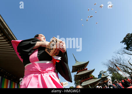 Chiba, Giappone. 3 febbraio 2017. Il lottatore di Sumo e new Grand Champion Yokozuna, Kisenosato, prende parte al festival Setsubun a Naritasan Shinshoji Temple il 3 febbraio 2017, a Chiba, Giappone. Setsubun è un festival annuale celebrata il 3 febbraio segna il giorno prima dell'inizio della primavera. Famiglie giapponesi gettano i semi di soia di uscire di casa per allontanare gli spiriti maligni e nella casa di invitare buona fortuna. Gli attori giapponesi e lottatori di sumo sono invitati a partecipare alla cerimonia per la consegna Naritasan Shinshoji Temple Credito: Aflo Co. Ltd./Alamy Live News Foto Stock