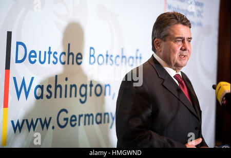 Washington, DC, Stati Uniti d'America. 02Feb, 2017. Il Ministro degli esteri tedesco Sigmar GABRIEL (SPD) parla di suo precedenti trattative con politici americani nella residenza dell'Ambasciatore tedesco a Washington, DC, Stati Uniti d'America, 02 febbraio 2017. Il nuovo ministro degli esteri tedesco, è su una due giorni di prima visita ufficiale negli Stati Uniti d'America. Foto: Bernd von Jutrczenka/dpa/Alamy Live News Foto Stock