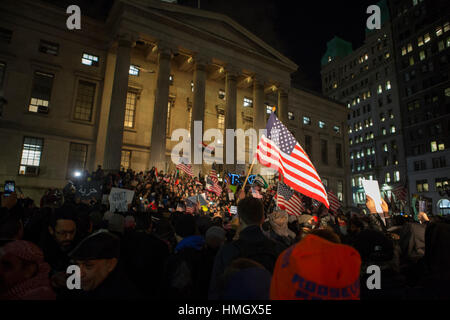 Brooklyn, New York, Stati Uniti. 2 febbraio 2017. Manifestanti rally fino in tarda serata davanti a Brooklyn Borough Hall di New York City Trump contro il divieto di immigrazione. La protesta è in congiunzione con centinaia di bodegas, ristoranti e altre aziende di proprietà di Yemeni-Americans che arresta il sistema in tutta la città per protestare contro la Trump dell amministrazione di politiche in materia di immigrazione. Mansura Khanam/ Alamy Live News Foto Stock