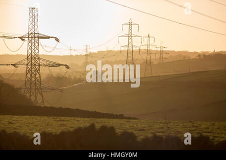 Yorkshire, Regno Unito. 3 febbraio 2017. Giallo luce mattutina scolpisce il paesaggio nei pressi di Thornton, Bradford, Yorkshire, UK Credit: Windmill Immagini/Alamy Live News Foto Stock