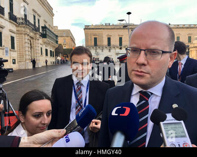 La Valletta, Malta. 3 febbraio, 2017. PM ceco Bohuslav Sobotka, destra, parla con i giornalisti come lui arriva per un vertice informale dell'UE, la migrazione è il principale argomento su agenda, a La Valletta, Malta, il Venerdì, 3 febbraio 2017. Credito: Jakub Dospiva/CTK foto/Alamy Live News Foto Stock