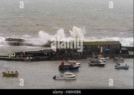 Lyme Regis, Dorset, Regno Unito. 3 febbraio 2017. Regno Unito Meteo. Onde tempestose mantecato da gales schiantarti contro il porto di Cobb muro a Lyme Regis nel Dorset su una mattina o forte vento e pioggia. Foto di Graham Hunt/Alamy Live News Foto Stock