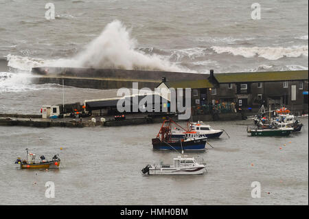 Lyme Regis, Dorset, Regno Unito. 3 febbraio 2017. Regno Unito Meteo. Onde tempestose mantecato da gales schiantarti contro il porto di Cobb muro a Lyme Regis nel Dorset su una mattina o forte vento e pioggia. Foto di Graham Hunt/Alamy Live News Foto Stock